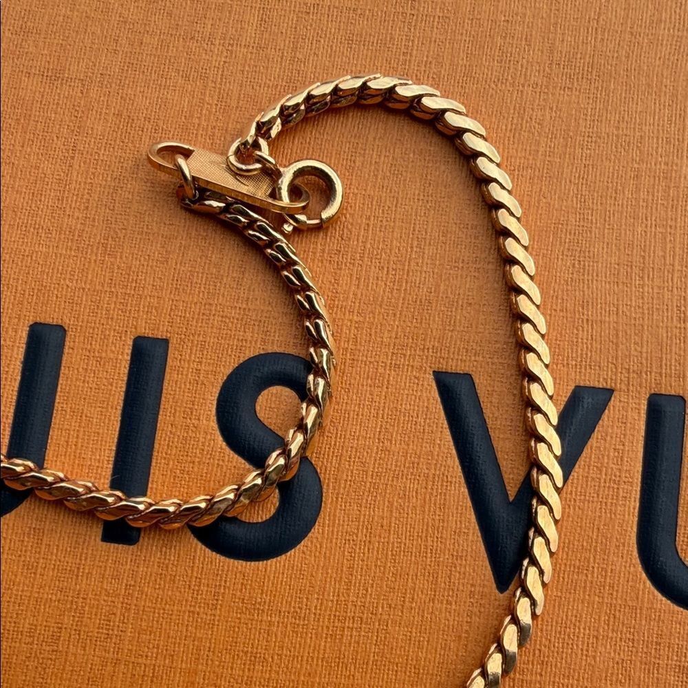 Vintage Louis Vuitton y2k Gold tone lock with vintage gold tone necklace - Picture 4 of 7